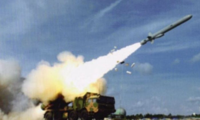 Запуск противокорабельная ракета большой дальности, предположительно, по острову Вуди в Южно-Китайском море. Изображение появилось в сообщении в блоге на китайском Weibo и могло показывать новый шаг в использовании китайским режимом оружия на спорных островах. (Weibo, через IHS Jane's)