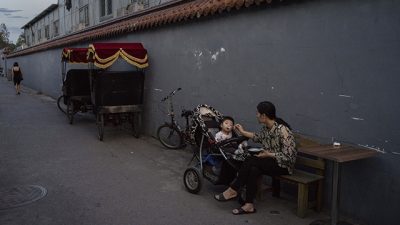Китаянка кормит сына в ресторане в хутуне ― традиционном закрытом жилом районе 12 июня 2015 г., Пекин, Китай. Фото: Kevin Frayer/Getty Images