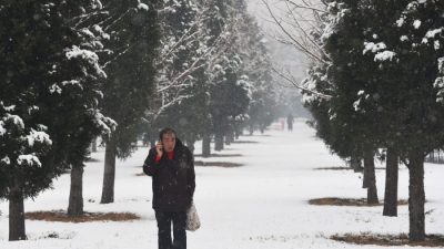 Снег в Китае недостаточно холодный, чтобы включить обогреватели в Шаньдуне. (Greg Baker/AFP/Getty Images)