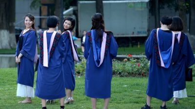 Группа студентов позируют фотографам в университете Пекина 8 июня 2015 г. (WANG ZHAO / AFP / Getty Images)