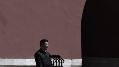 Китайский президент Си Цзиньпин готовится к смотру народно-освободительной армии на военном параде в честь 70-летней годовщины окончания Второй мировой войны 3 сентября 2015 года, Пекин. Фото: Wang Zhao — Pool /Getty Images