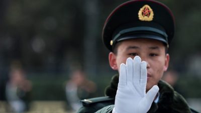 Охранник перед Большим залом народных собраний в Пекине во второй день Всекитайского собрания народных представителей 6 марта. (Johannes Eisele / AFP / Getty Images)