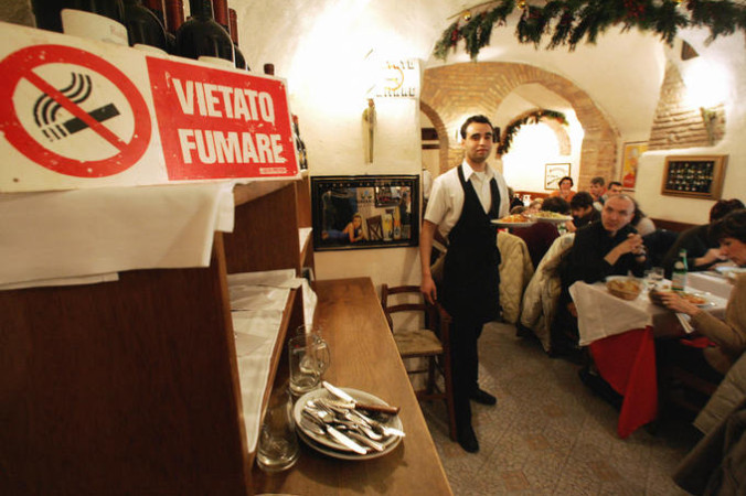 Табличка, запрещающая курить, в ресторане в центре Рима. Фото:  ANDREAS SOLARO/AFP/Getty Images