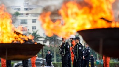 Полицейские наблюдают за уничтожением наркотиков в уезде Нинмин округа Чунцзо 10 марта 2014 года, Китай. Фото: STR/AFP/Getty Images