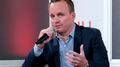 Мы слишком долго «кормили китайского дракона», и теперь он вышел из-под контроля, считает голливудский продюсер