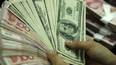 Доллары и юани. Фото: Getty Images