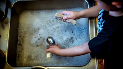 Учёные сравнили мытьё посуды с медитацией