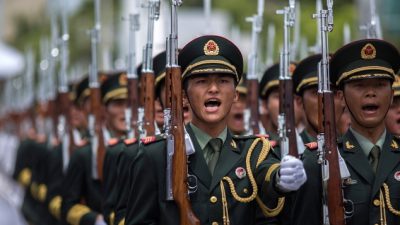 Солдаты Народно-освободительной армии Китая (НОАК), 1 июля 2013 г., Гонконг. Фото: Lam Yik Fei/Getty Images