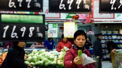 Покупатели выбирают овощи в супермаркете в Ханчжоу, провинция Чжэцзян, 10 марта 2016 г. Фото: STR/AFP/Getty Images