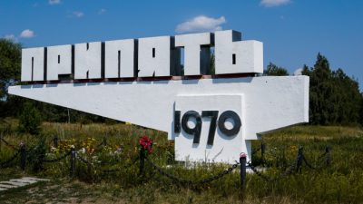 (Видео) Впервые за 33 года в Припяти установили новогоднюю ёлку. А повесили на неё «памятные» украшения