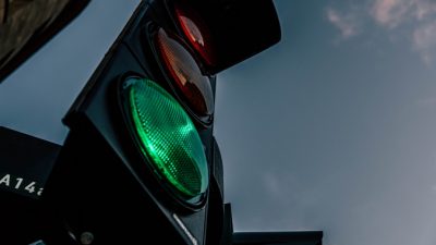 Инспекторы ГИБДД намочили водой одежду в мороз, чтобы спасти от огня запертых животных