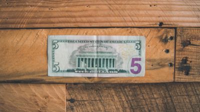 Прохожий дал «бездомному» 5$. Он не знал, что это был сам «Гарри Поттер»