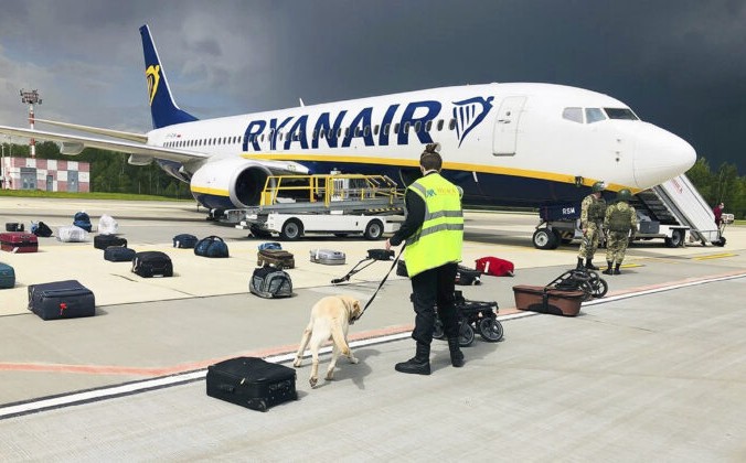 Минск получил письмо о бомбе после разворота самолёта Ryanair Сотрудники безопасности со служебной собакой проверяют багаж пассажиров самолёта Ryanair с регистрационным номером SP-RSM, на борту которого находился оппозиционер Роман Протосевич, летящий из Афин в Вильнюс, и был перенаправлен в Минск. Международный аэропорт Минска в Беларуси. 23 мая 2021 г. (ONLINER.BY via AP)