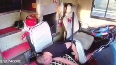 (Видео) Автобус ехал на большой скорости, когда у водителя случился инсульт. Хорошо, что пассажиры успели отреагировать