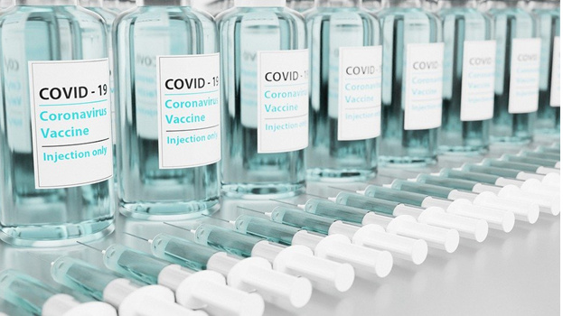 Альт – Ампулы и шприцы с вакциной от COVID-19.