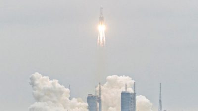 29 апреля 2021 года ракета-носитель LongMarch-5B запущена в космическое пространство из Веньчана на юге Китая. Photo by STR/AFP via Getty Images.
