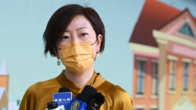 Сара Лян, журналистка гонконгского издания Epoch Times, обращается к представителям СМИ, собравшимся перед больницей Королевы Елизаветы в Гонконге 11 мая 2012 года. (Song Pi-lung/The Epoch Times)