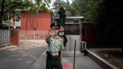 Офицер военизированной полиции дежурит у Бельгийского посольства в Пекине, 19 июня 2018 года. (Фото: NICOLAS ASFOURI /AFP via Getty Images)