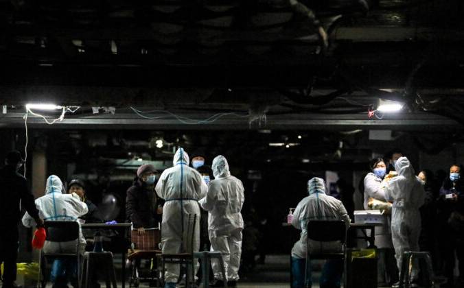 Жителей крупного жилого комплекса в подвале повторно тестируют на Covid-19 вследствие появления нового вируса. Город Суйхуа провинции Хэбэй на севереКитая, 12 января 2021 года. (STR/AFP via Getty Images) | Epoch Times Россия