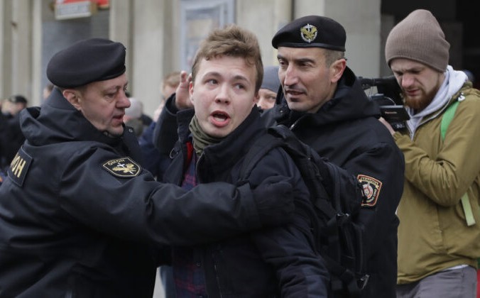 Белорусский оппозиционер задержан при перелёте Полиция Белоруссии задерживает журналиста Романа Протосевича (в центре) в Минске, Беларуссия, 26 марта 2017 г. (Сергей Гриц / AP Photo))