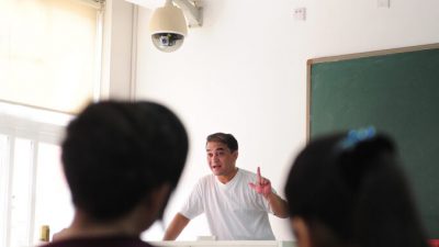 Учителям в Китае запрещено иметь духовные верования