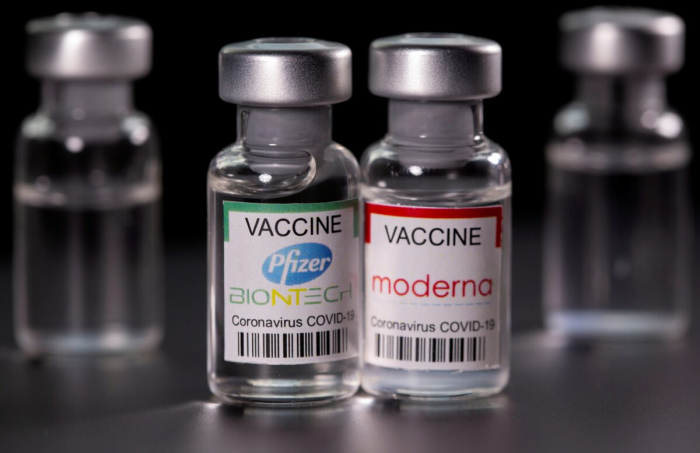 Флаконы с вакциной Pfizer-BioNTech и Moderna против коронавируса от (COVID-19). 19 марта 2021 г. 