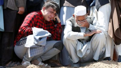 В Кабуле число жертв после серии взрывов рядом со школой возросло до 68, семьи хоронят погибших