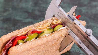 Почему вредно есть на ночь