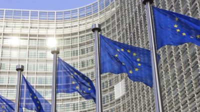 Флаги Евросоюза развеваются перед зданием Европейского парламента. Бельгия, Брюссель, 27 января 2015 года. (VanderWolf-Images/iStock)