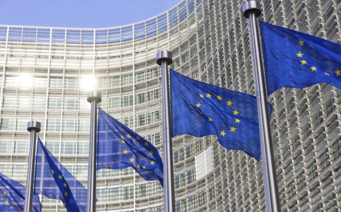 Флаги Евросоюза развеваются перед зданием Европейского парламента. Бельгия, Брюссель, 27 января 2015 года. (VanderWolf-Images/iStock)