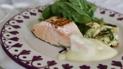 Филе лосося с одним из видов голландского соуса