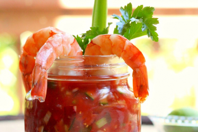 Охлаждённые креветки положите сверху гаспачо.  (Lynda Balslev for Tastefood)