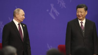 Президент России Владимир Путин и лидер Китая Си Цзиньпин на церемонии открытия Университета Цинхуа во Дворце дружбы в Пекине, Китай, 26 апреля 2019 г. (Kenzaburo Fukuhara / Pool / Getty Images)