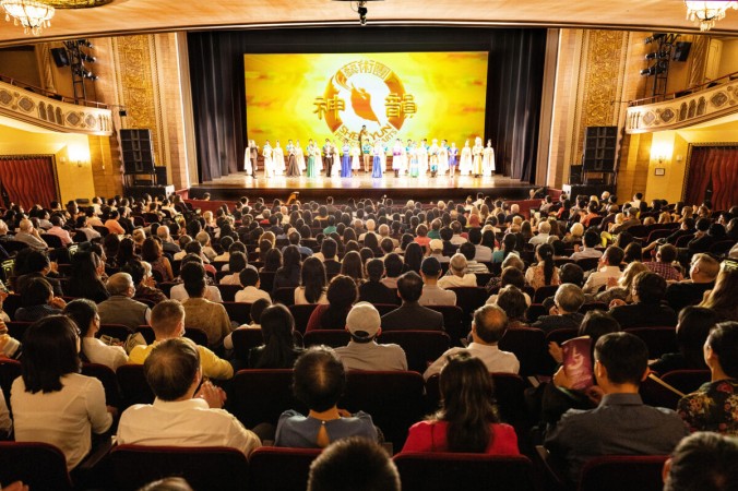 Shen Yun очищает сердца и умы Выход исполнителей «под занавес» в театре Palace в Стэмфорде, штат Коннектикут, 27 июня 2021 года (Ларри Дай / Великая Эпоха) | Epoch Times Россия