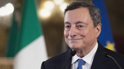 Премьер-министр Италии Марио Драги наблюдает за дворцом Квиринал после встречи с президентом Италии в Риме 3 февраля 2021 г. Alessandra Tarantino/POOL/AFP via Getty Images