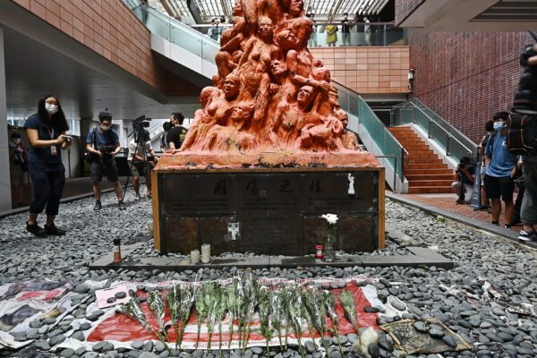 Цветы перед «Столпом позора» в Гонконге, 4 июня 2021 г.