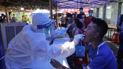 Массовое тестирование и частичная изоляция в китайском городе Гуанчжоу из-за всплеска COVID-19