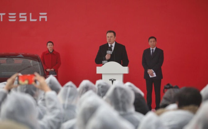 Глава Tesla Илон Маск выступает на церемонии закладки фундамента завода Tesla в Шанхае 7 января 2019 г. STR / AFP via Getty Images | Epoch Times Россия