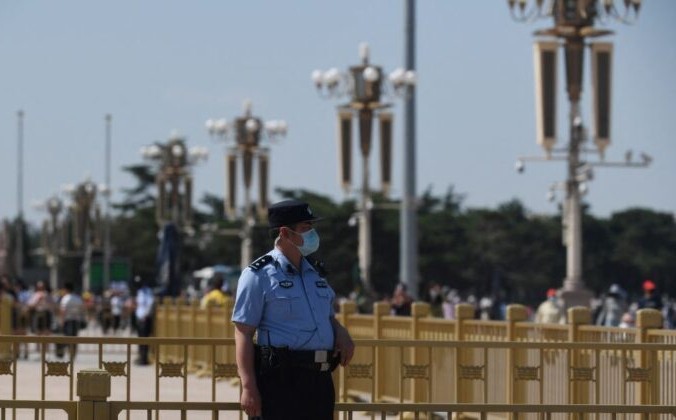 Полицейский дежурит на площади Тяньаньмэнь в Пекине в 32-ю годовщину подавления демократических протестов в 1989 г., 4 июня 2021 г. GREG BAKER / AFP via Getty Images | Epoch Times Россия