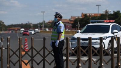 Полицейский следит за дорогой, окружающей площадь Тяньаньмэнь в Пекине, 4 июня 2021 г. Greg Baker/AFP via Getty Images
