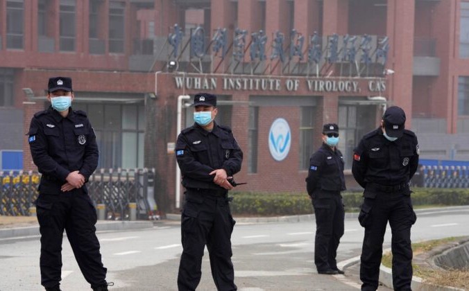 Сотрудники службы безопасности собрались у входа в Уханьский институт вирусологии во время визита команды ВОЗ в Ухань, провинция Хубэй, Китай, 3 февраля 2021 г. Ng Han Guan/AP Photo | Epoch Times Россия