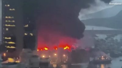 Огонь и густой чёрный дым в Южном Абердине в Гонконге 27 июня 2021 г. Любезно предоставлено Annabonso через Reuters / снимок экрана через The Epoch Times