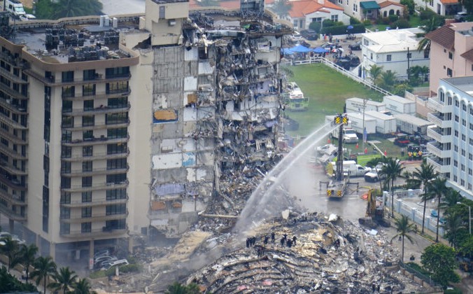 Спасатели работают в завалах башни Champlain Towers South в Серфсайде, штат Флорида, 25 июня 2021 г. Gerald Herbert/AP Photo | Epoch Times Россия