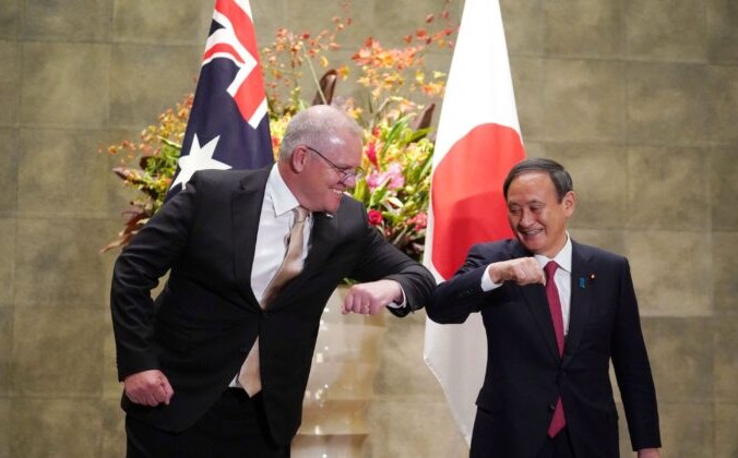 Премьер-министр Австралии Скотт Моррисон (слева) приветствует премьер-министра Японии Ёсихидэ Суга (справа) перед официальной церемонией встречи в Токио 17 ноября 2020 г. Eugene Hoshiko / POOL / AFP | Epoch Times Россия