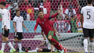 Криштиану Роналду из Португалии радуется забитому голу в матче группы F чемпионата Европы по футболу 2020 года между Португалией и Германией в Мюнхене, Германия, 19 июня 2021 года Matthias Schrader / Pool / AP Photo
