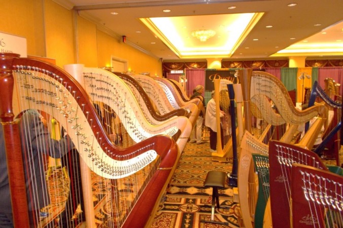 Арфы для продажи в выставочном зале 41-й Национальной конференции Американского общества арфистов в Новом Орлеане. (Любезно предоставлено Майклом Куреком) | Epoch Times Россия