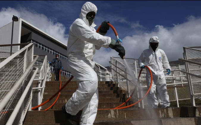 Сотрудники мэрии дезинфицируют лестницы в муниципальной больнице Парельейрос в Сан-Паулу, Бразилия, 18 июня 2021 г. Rodrigo Paiva/Getty Images | Epoch Times Россия