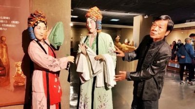 Знаменитый тайваньский скульптор по дереву Хуан Хунъянь и его работы, посвящённые оперным актёрам. (Image: Courtesy of Huang Hongyan)