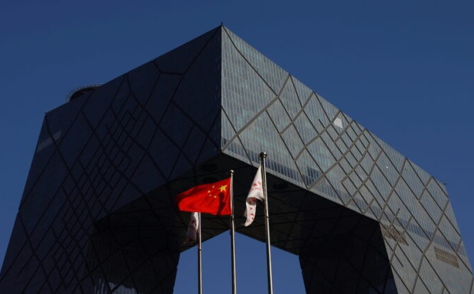 FILE PHOTO: A Chinese flag flutters outside the CCTV headquarters, the home of Chinese state media outlet CCTV and its English-language sister channel CGTN, in Beijing, China February 5, 2021. REUTERS/Carlos Garcia Rawlins | Epoch Times Россия