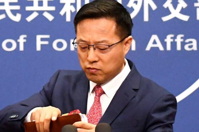 Официальный представитель МИД Китая Чжао Лицзянь собирает свои записи после выступления на ежедневном брифинге для СМИ в Пекине 8 апреля 2020 года. Greg Baker/AFP via Getty Images | Epoch Times Россия